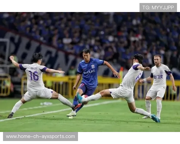 上海申花远距离传球贯穿整条前场，瞬间形成威胁